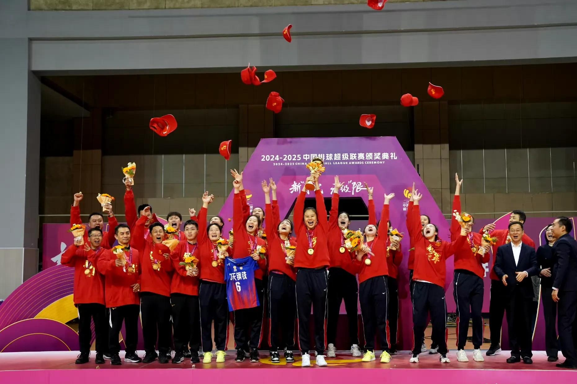 关于参赛队伍接连勇夺冠军,展现绝对优势的信息 关于参赛队伍接连勇夺冠军,展现绝对优势的信息