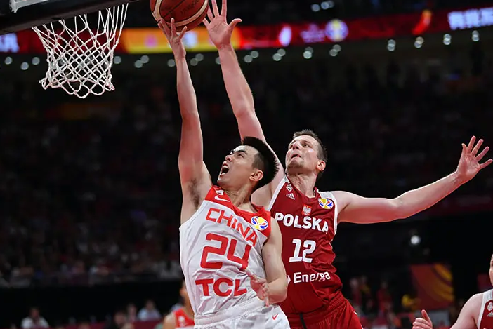 波兰队在客场击败立陶宛队,继续领跑C组 波兰队在客场击败立陶宛队,继续领跑C组