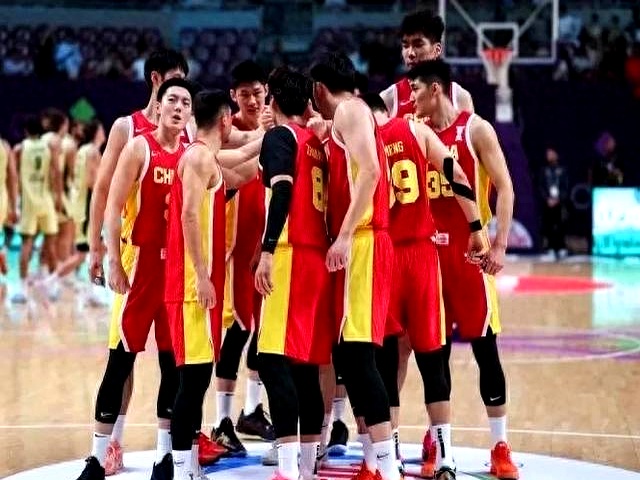 球员在比赛中全力以赴奋力拼搏 球员在比赛中全力以赴奋力拼搏