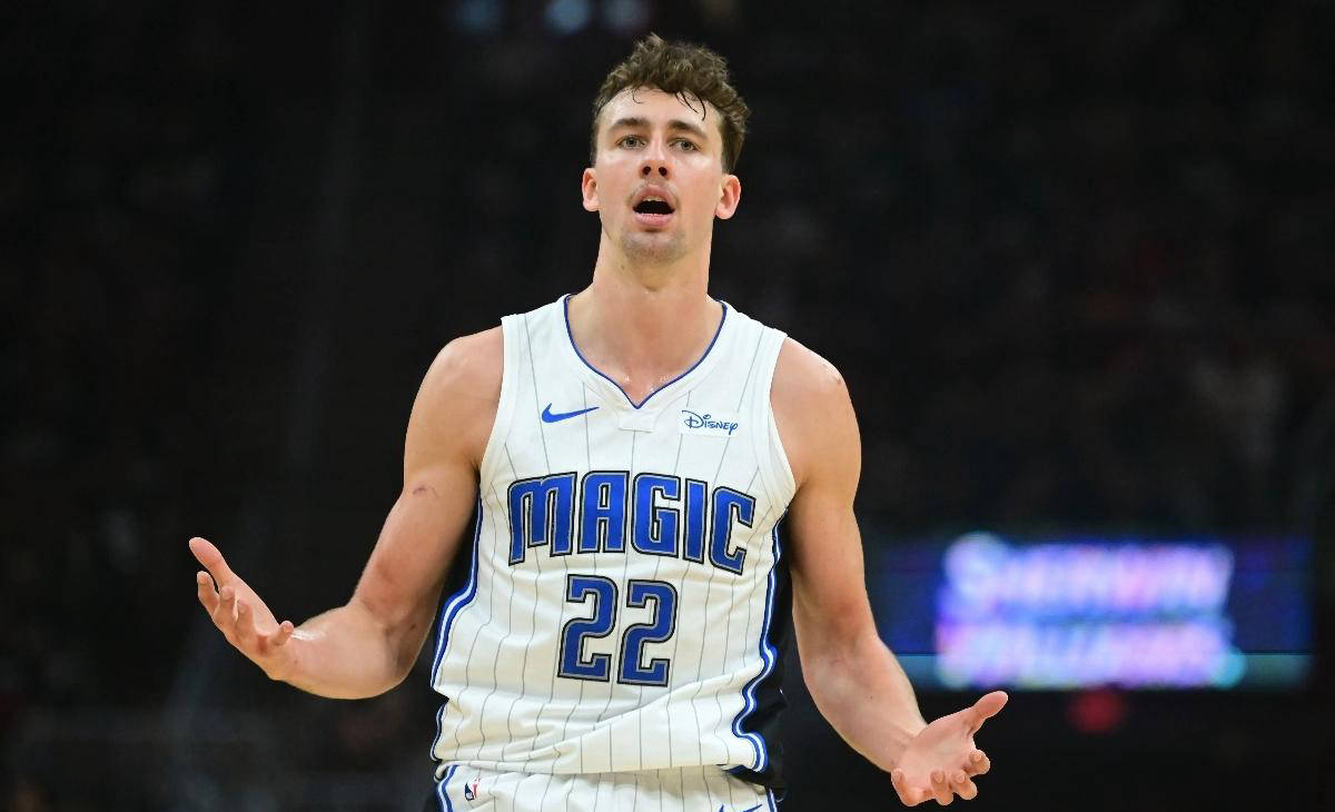 凯尔特人大胜马刺,强势登顶东部 凯尔特人大胜马刺,强势登顶东部