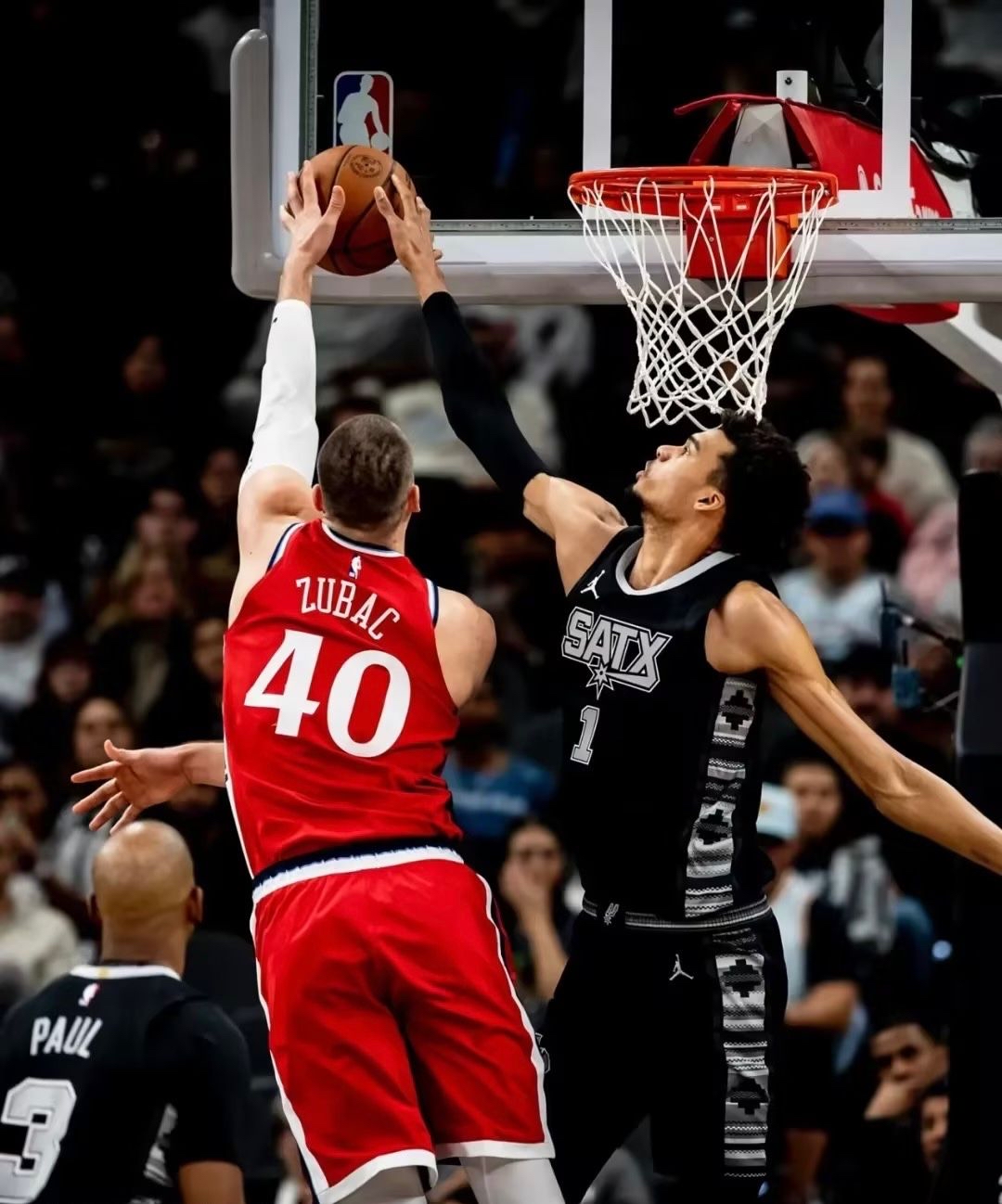 快船击败马刺,保持领先 快船击败马刺,保持领先