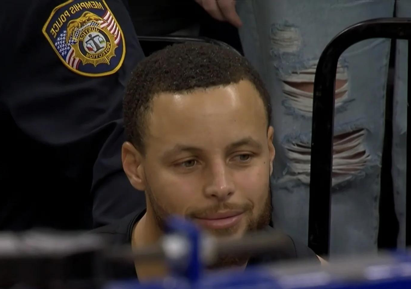 勇士遭遇惨败!库里受伤无法入场 勇士遭遇惨败!库里受伤无法入场