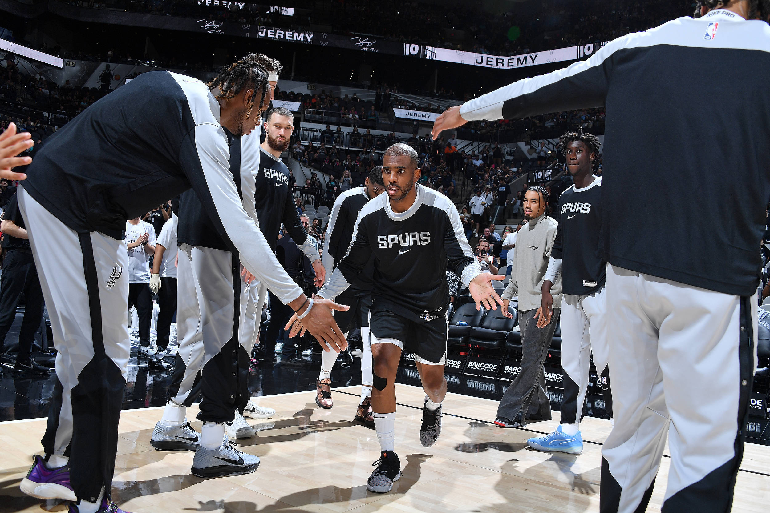 马刺客场战胜爵士,反弹获胜 马刺客场战胜爵士,反弹获胜