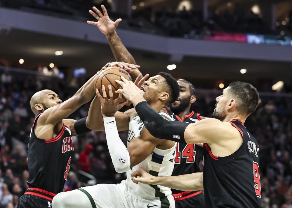 雄鹿胜公牛，客场保持不败