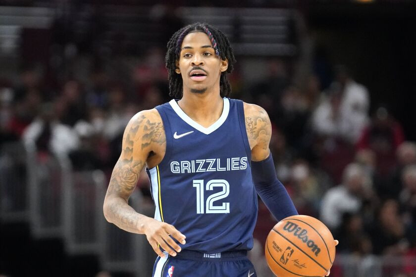 灰熊主场战胜公牛，不败守擂