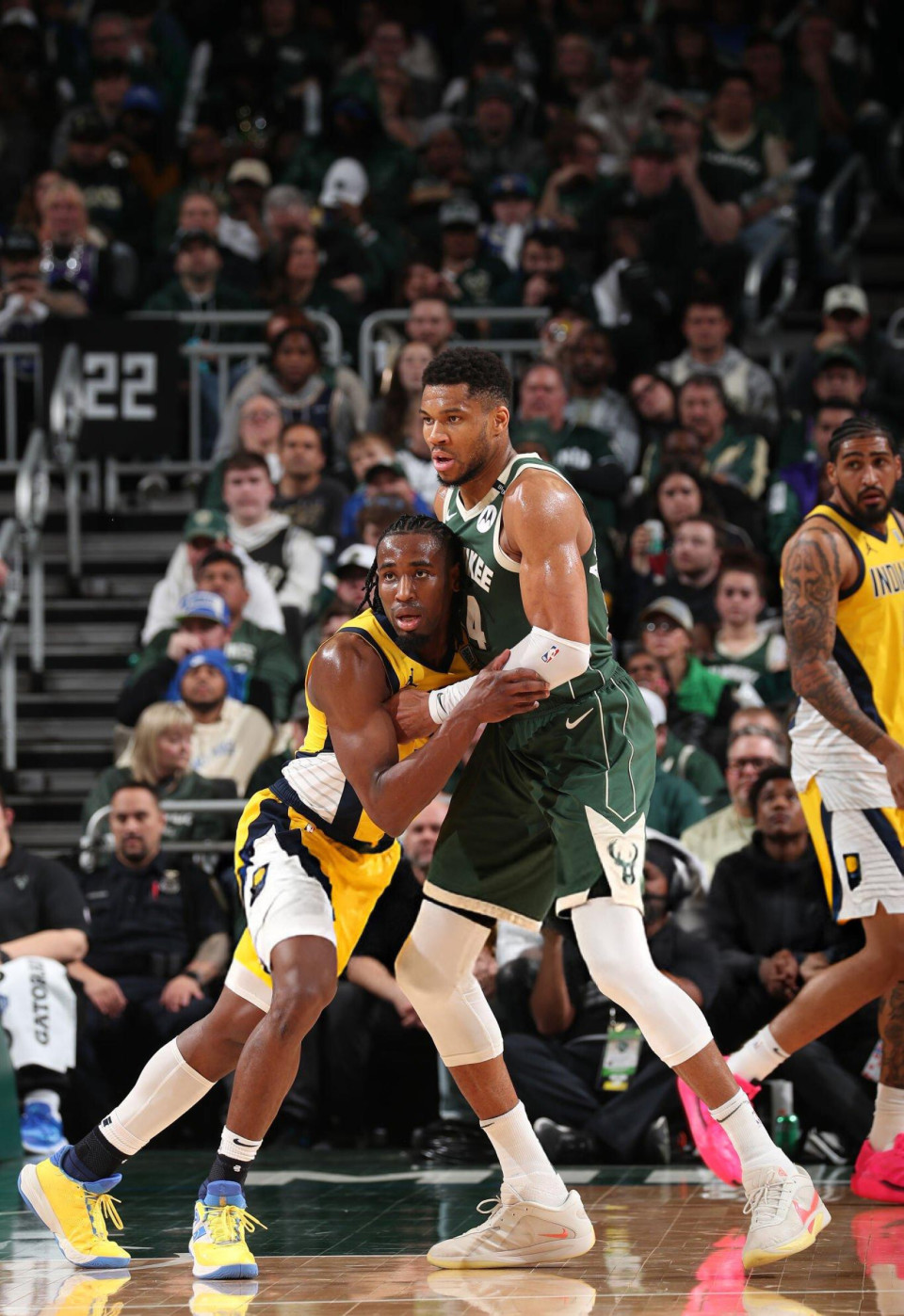 雄鹿遭遇连败,字母哥全场22投只命中6球 雄鹿遭遇连败,字母哥全场22投只命中6球