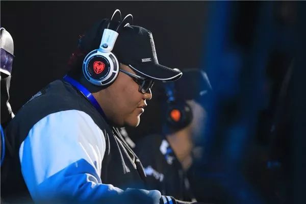 瑞典运动员登上颁奖台，荣耀归来