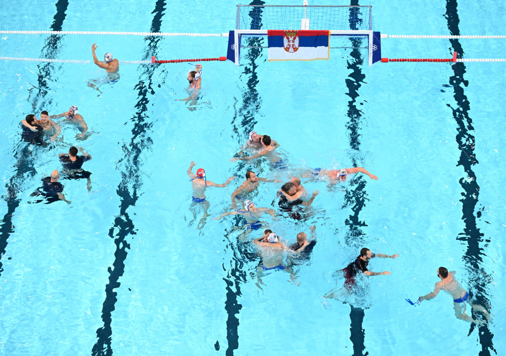 包含克罗地亚水球队队员团结一心，晋级半决赛的词条