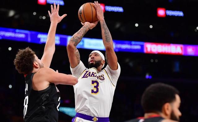 火箭横扫深圳队，浓眉哥高光表现的简单介绍